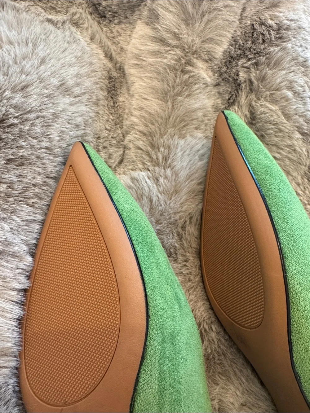 Moving Steps Green sued pumps with block heels.